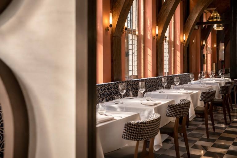 Restaurant interior at St Joris Doelen, hospitality interior design by Studio Hank.